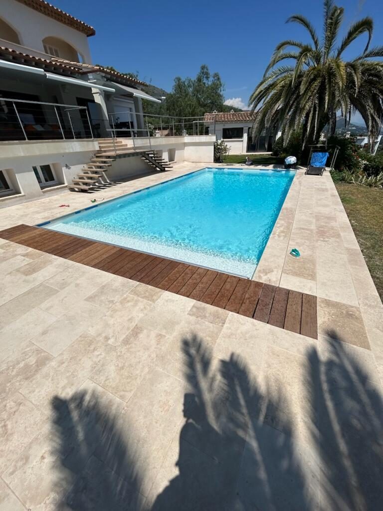 Piscine avec plage en bois exotique