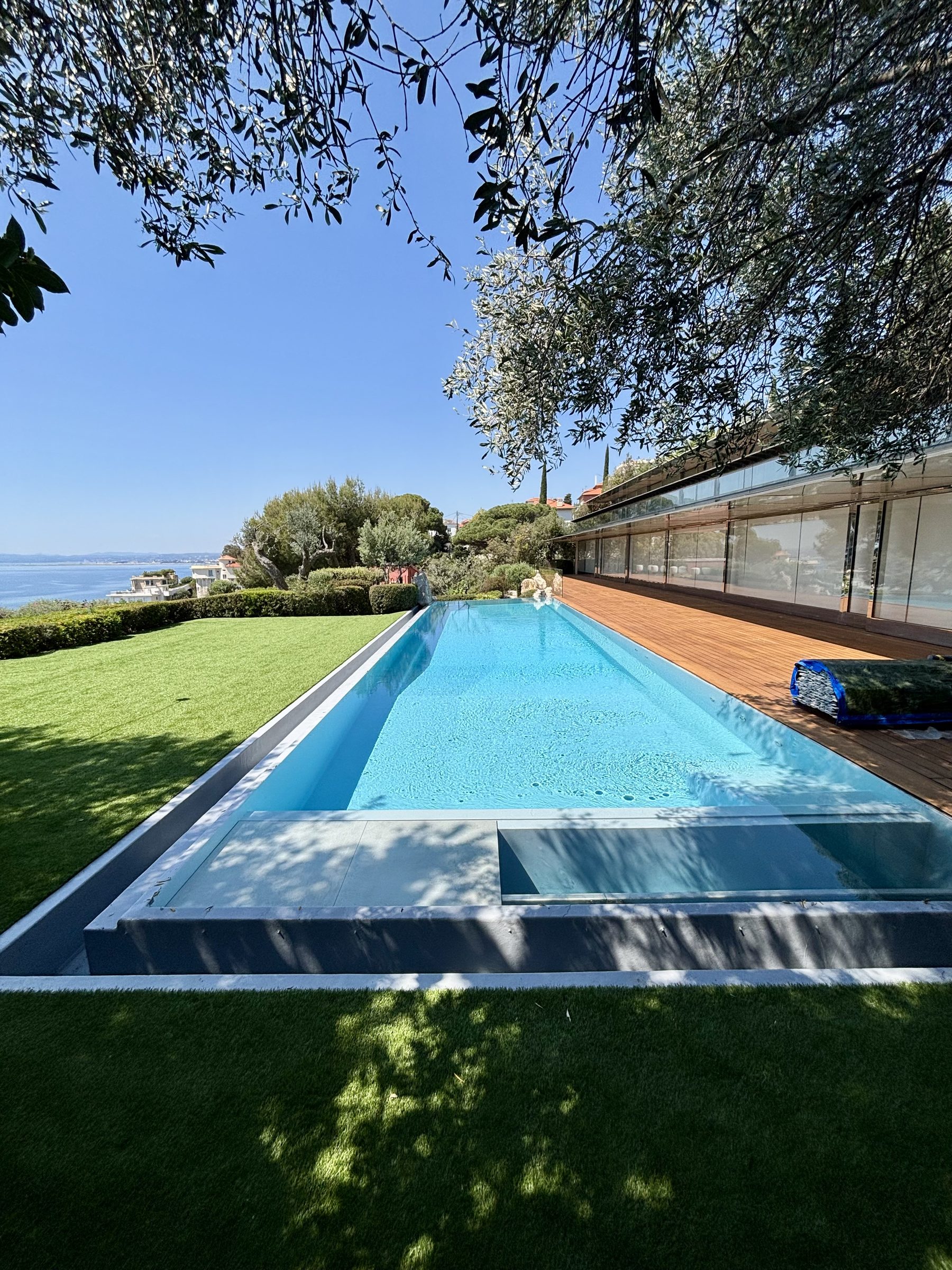Piscine à débordement vue sur mer