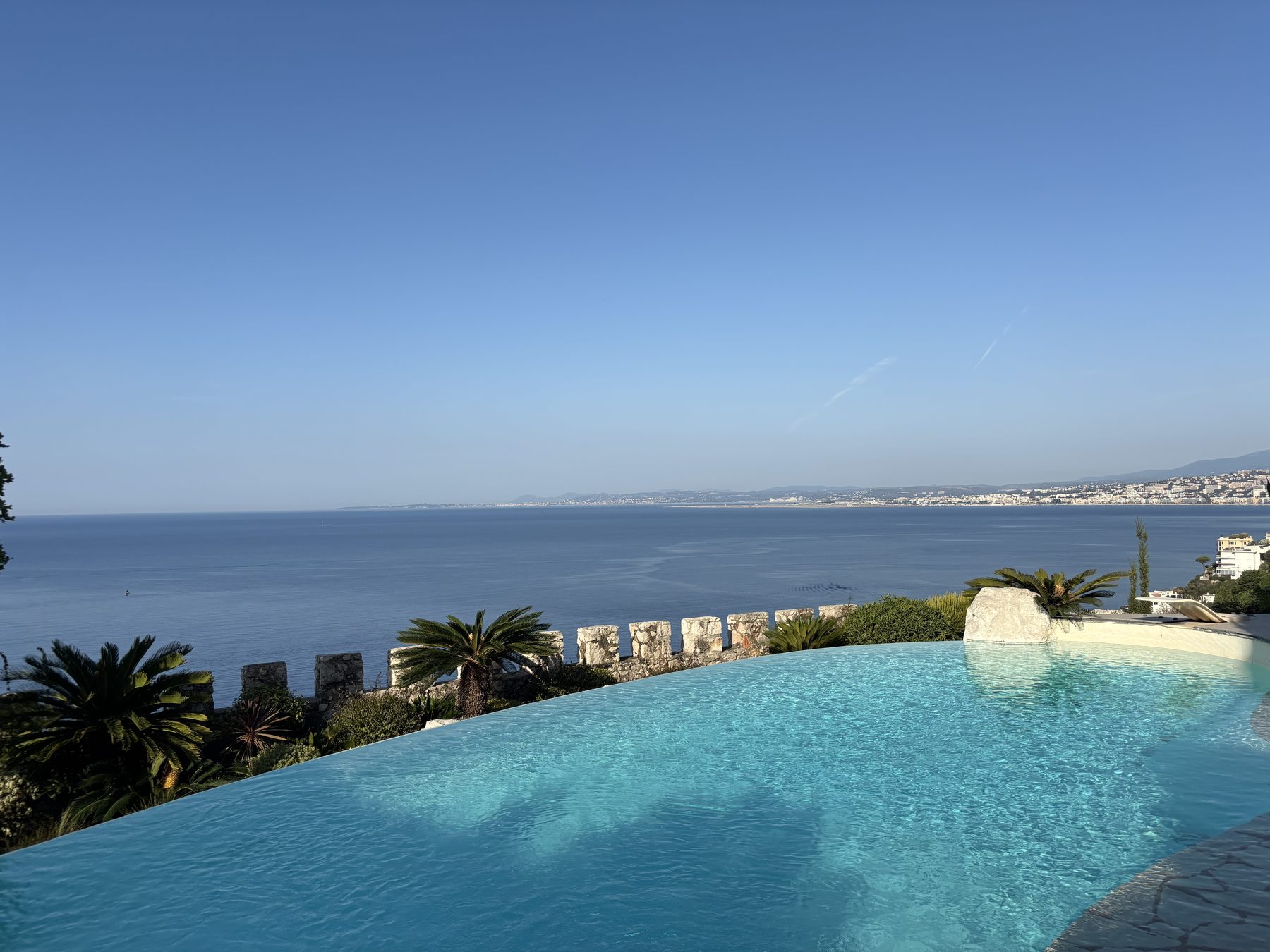Piscine à débordement surplombant la Méditerranée, Alpes-Maritimes