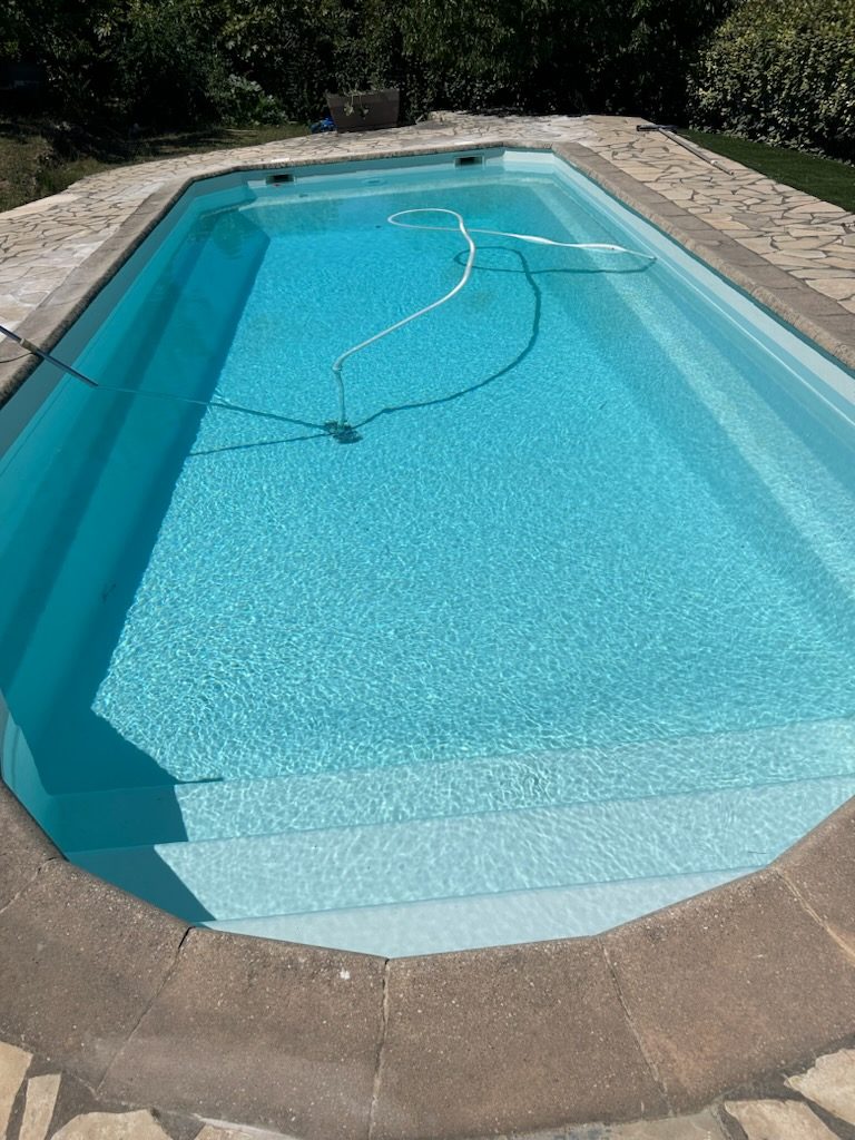 Piscine coque avec plage immergée
